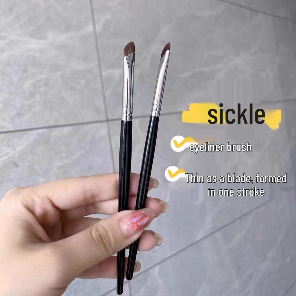 

Sickle Angled Eyeliner & Eyebrow Brush