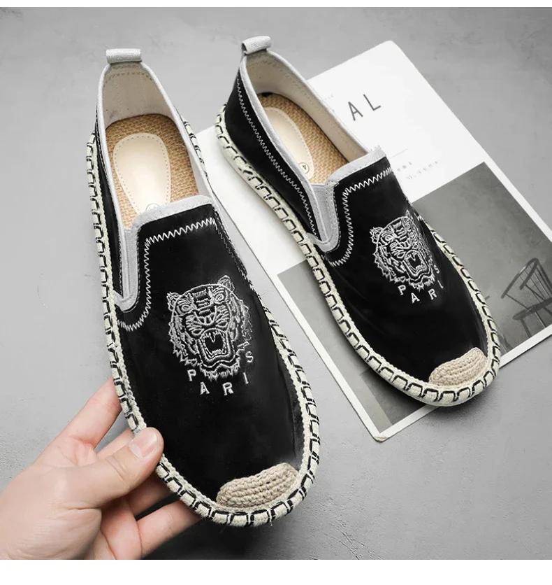 New Men Casual Loafers Classic Comfort Embroidered Tiger Shoes Letter Printing Slip On Footwear Male Soft Sole Sole Shoes