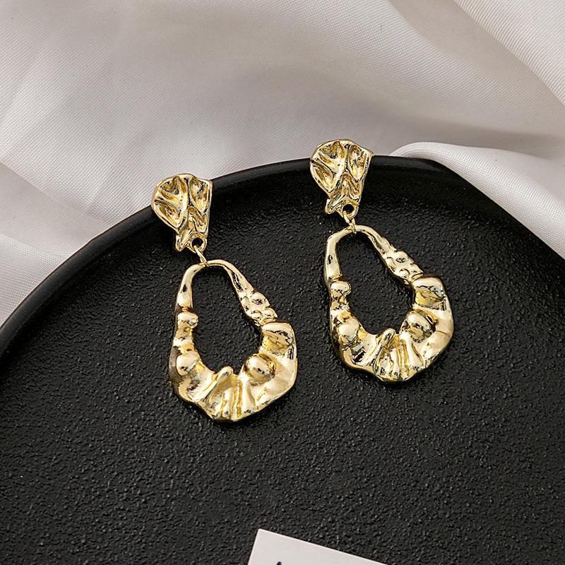 Simple And Cold Wind Wrinkled High-End Earrings, Niche Design Irregular Earrings, Retro Light Luxury Earrings.