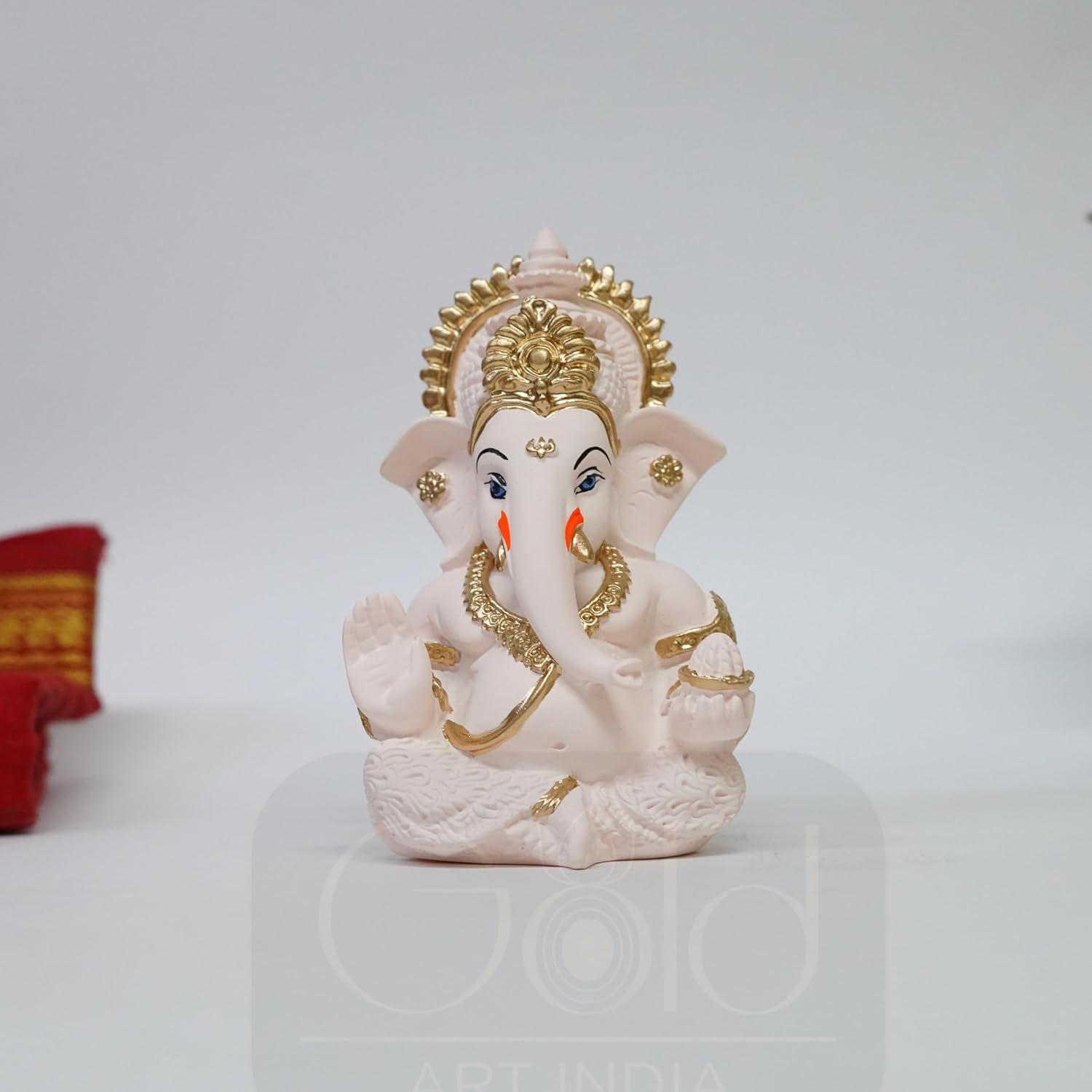 

Керамический Ганеша цвета слоновой кости и персика с золотой отделкой под ювелирные изделия | Мурти Винаяки для домашнего декора | Ганапати для приборной панели автомобиля