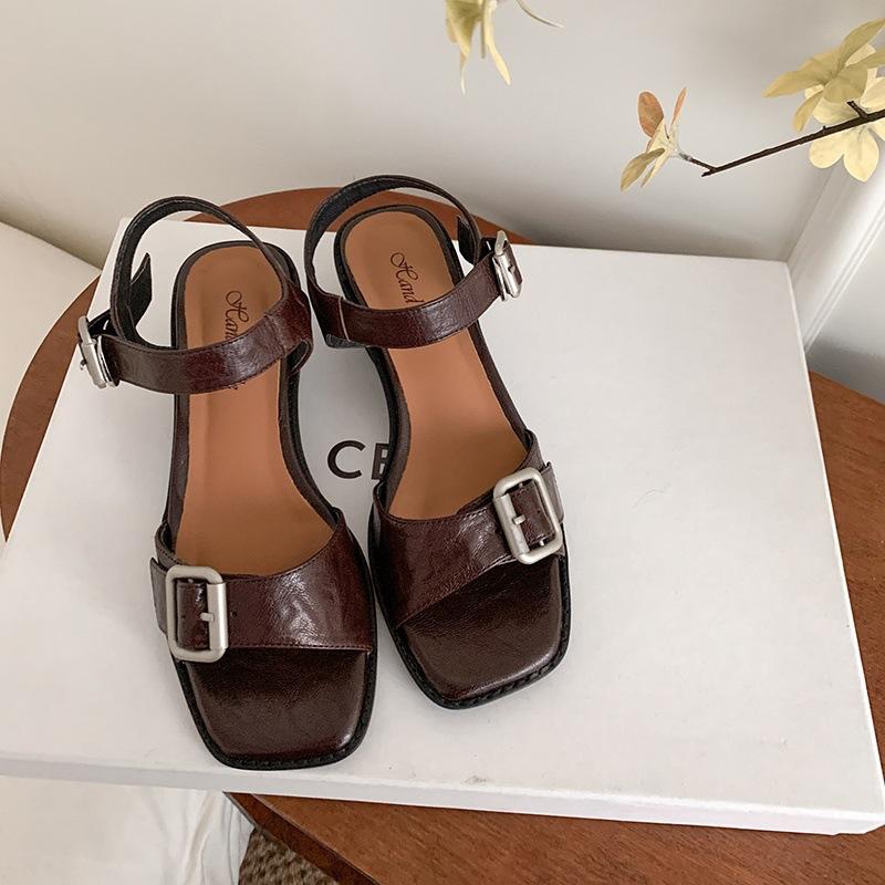

Textured sheepskin metal belt buckle 2025 summer thick mid-heel square head open-toed leather word with square buckle sandals women 39 темно-коричневого