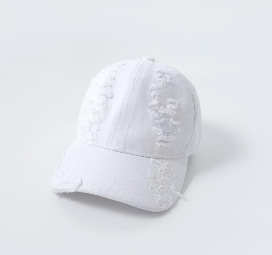 

Vintage Cotton Baseball Cap With Curved Brim And Adjustable Fit For Streetwear Enthusiasts білий