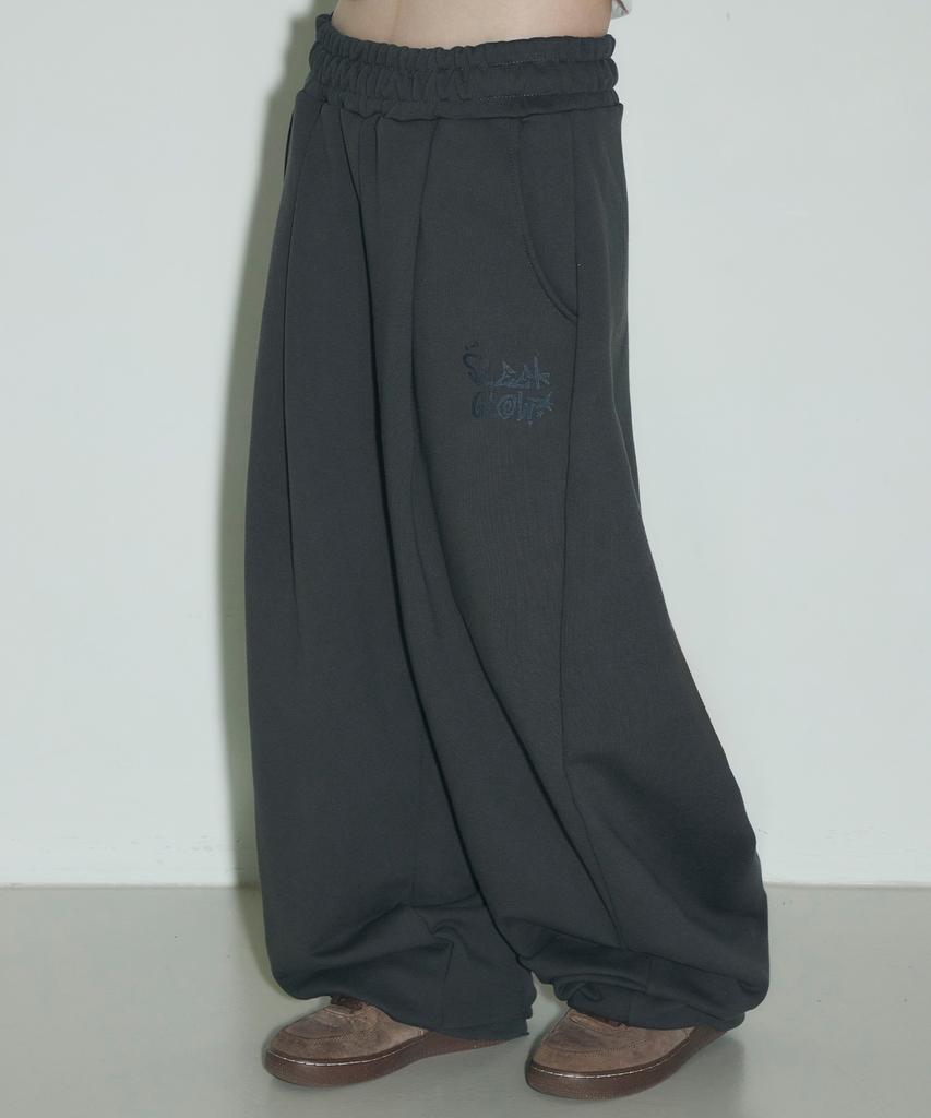Seulliggeullou Logo Pintuck Wide Curved Sweatpants [Charcoal]