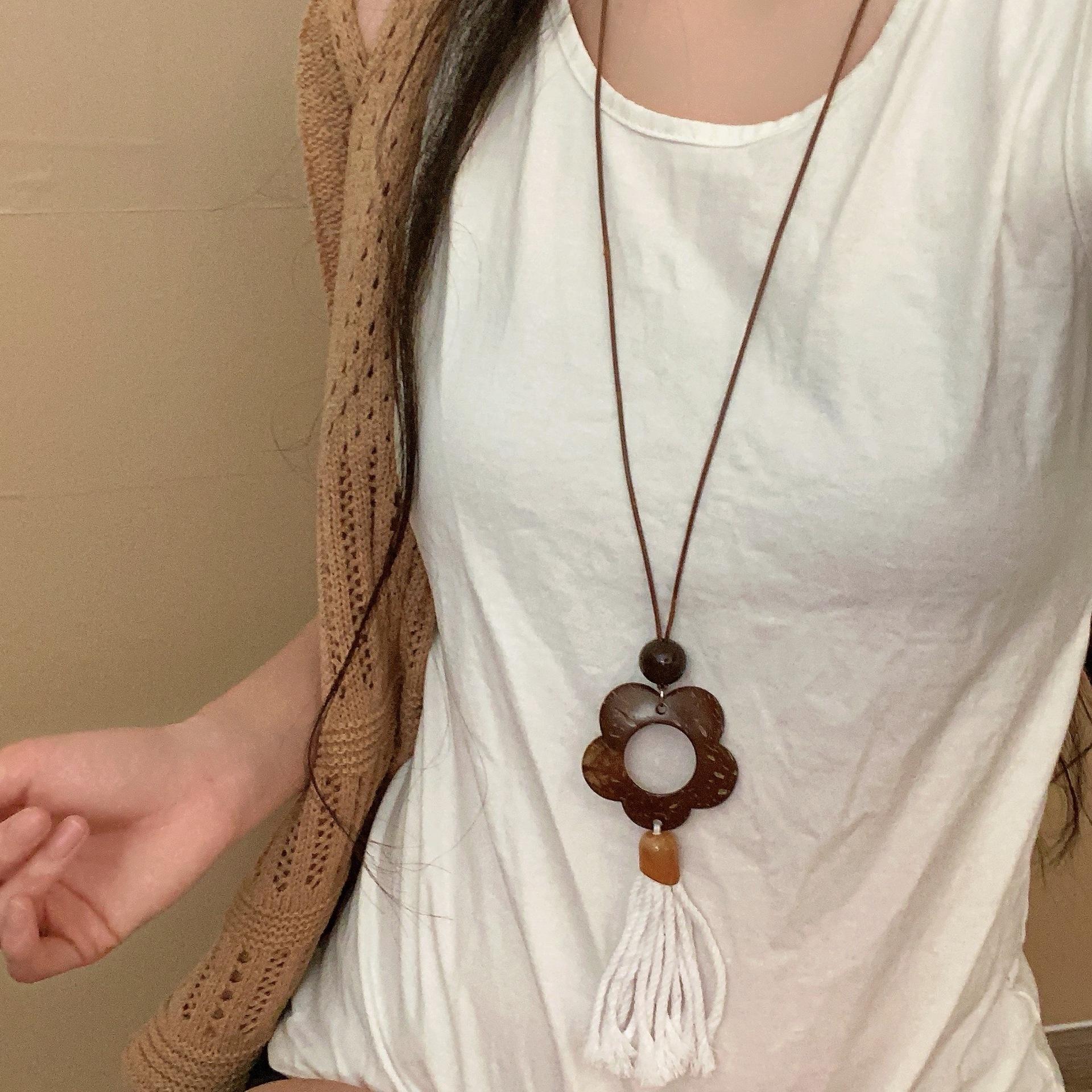 

Wood hollow flower fringed necklace retro ethnic style long sweater chain 1111 new niche design items