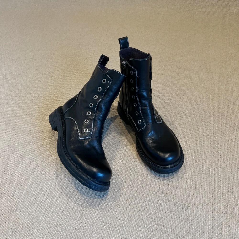 

Женские короткие ботинки Martin в британском стиле с толстой подошвой и круглым носком из мытой кожи с молнией сбоку 40 чёрный