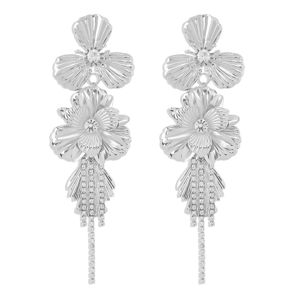 

Стильные женские серьги-цветы из металла с 3D-эффектом и кисточками серебряный