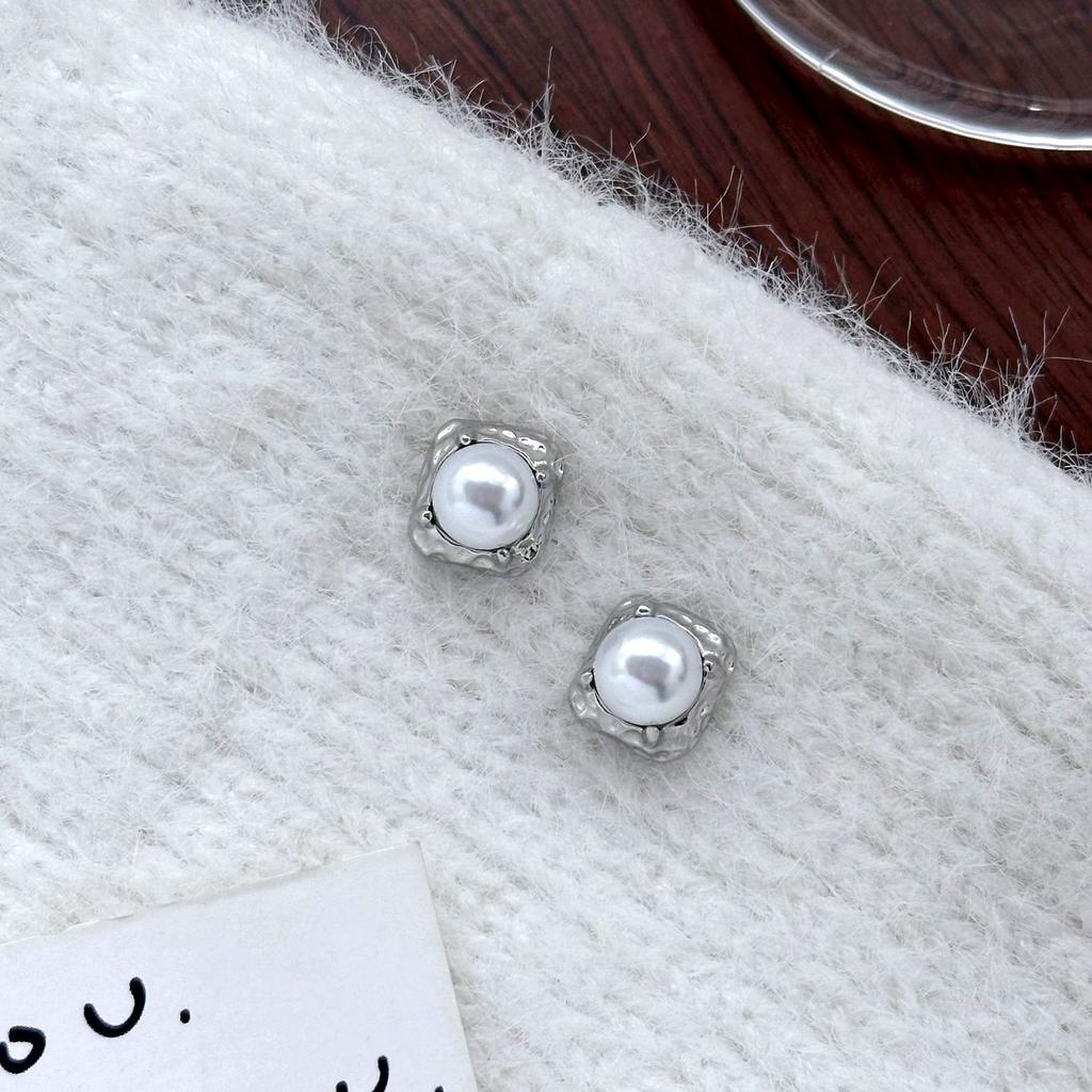 Retro Hepburn Style Black Pearl Earrings, Simple Metal Style High-End Geometric Square Texture Stud Earrings