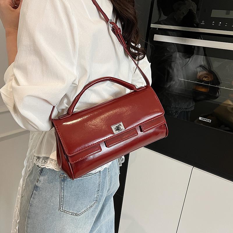 Shoulder bag women's new high-end fashion bag simple casual versatile messenger bag commuter underarm small square bag