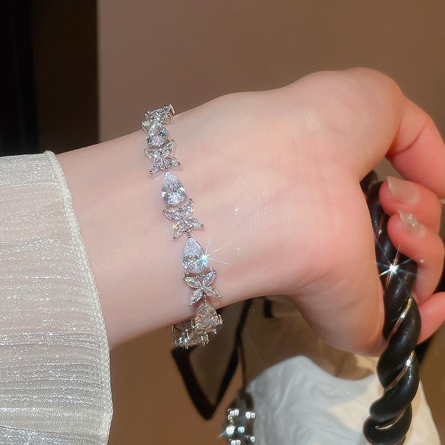 Elegant Zirconia Flower & Water Drop Bracelet – Luxury Lightweight Design for Women
