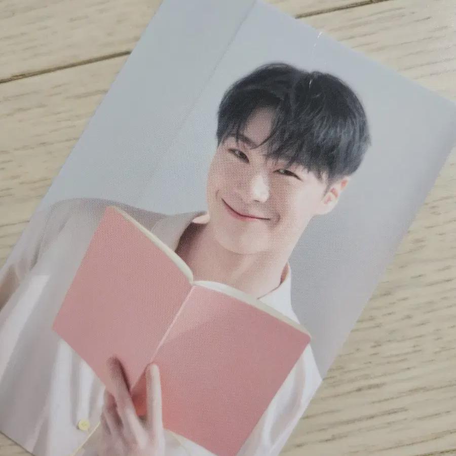 

Фотокарточка Moonbin Clinique
