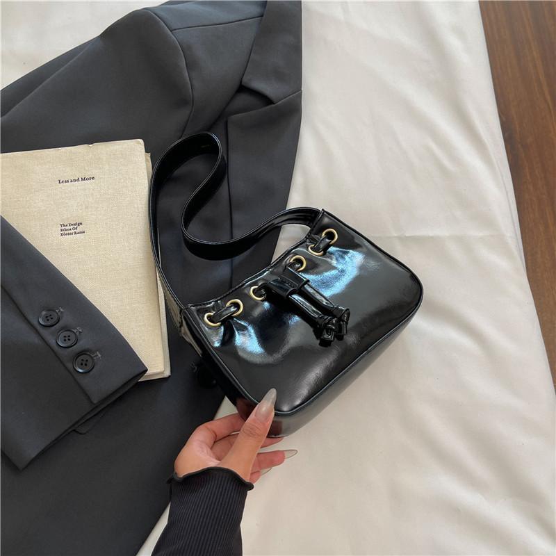 Fashion niche handbag women's 2025 new simple fashion underarm bag shoulder bucket small square bag