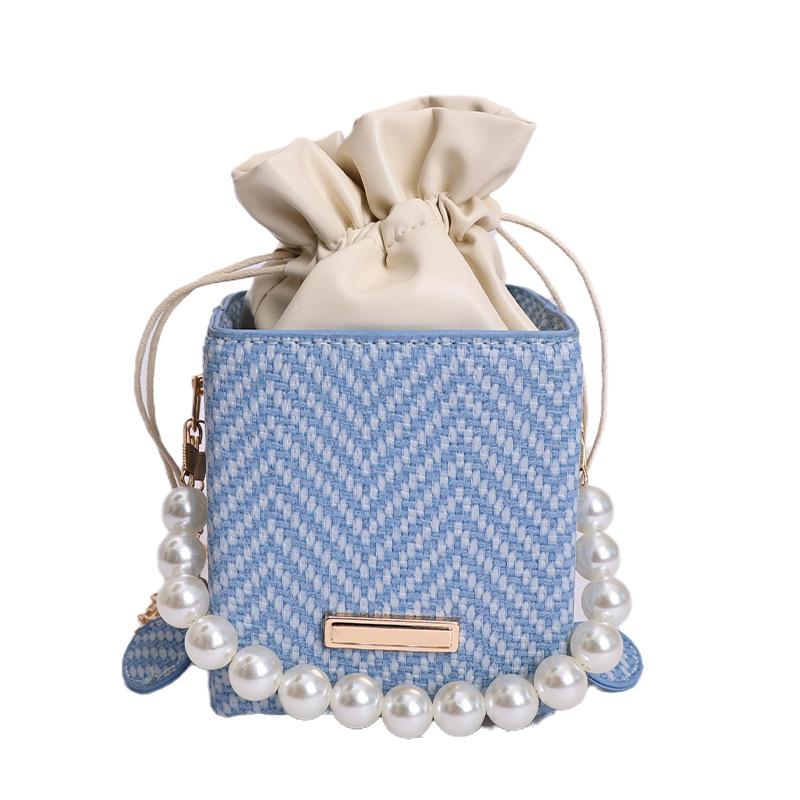 

Fashion and leisure personalized shoulder messenger bag with simple texture New bag Spring women s small square bag синій