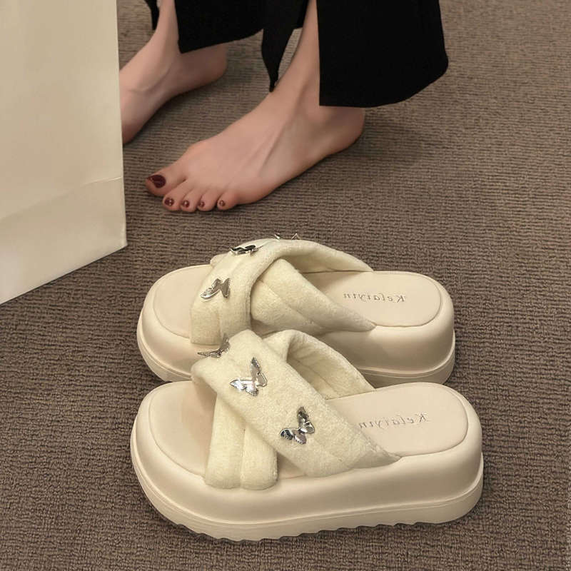 Summer slippers women's wear 2025 new Internet celebrity thick bottom heightening one-word drag niche high-end non-slip cool slippers