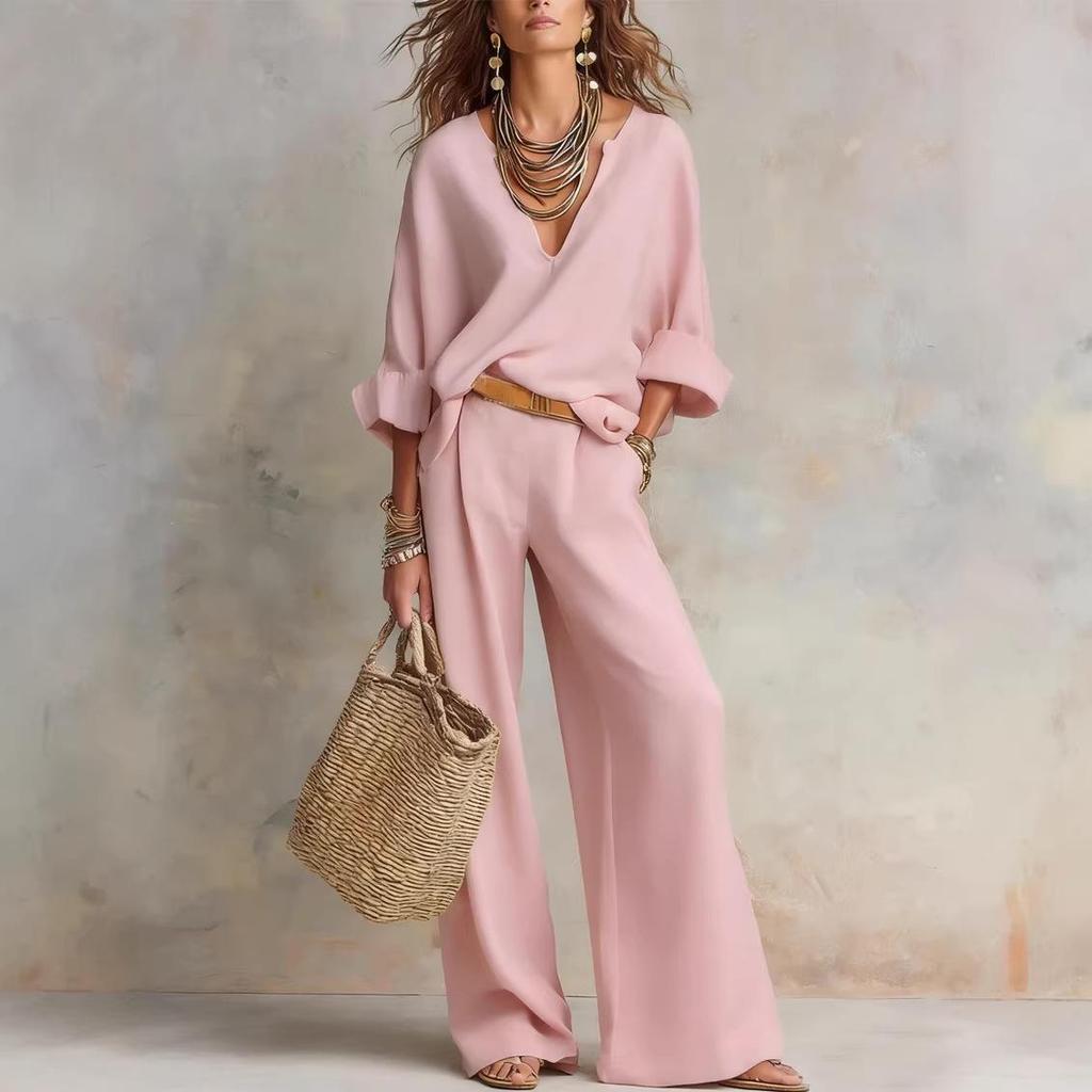 Completo da donna con scollo a V, maniche lunghe e pantaloni a gamba larga in beige