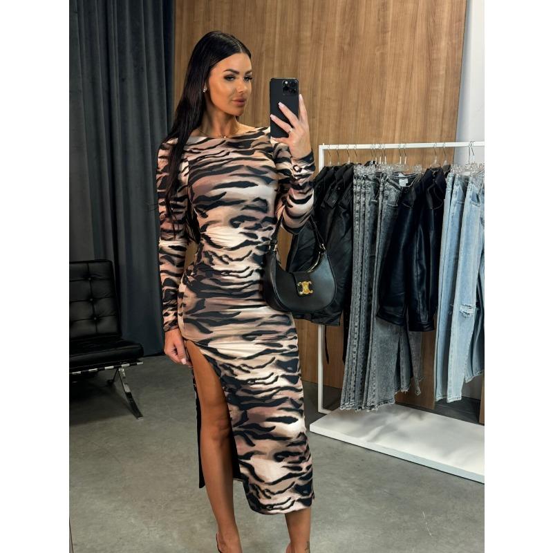 Schmal geschnittenes, langärmliges Kleid mit Rundhalsausschnitt, geschlitztem Print und mittellangem Rock mit Hüftwickel