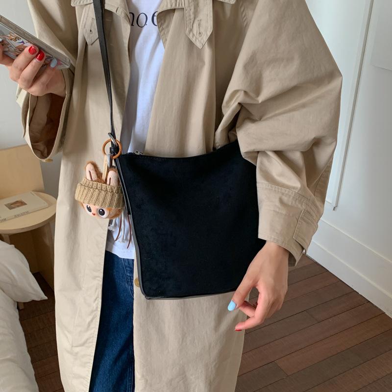 Large Capacity Bag Women's 2025 New Trendy Fashion Retro Shoulder Bag High Sense Commuter Bucket Bag Messenger Bag