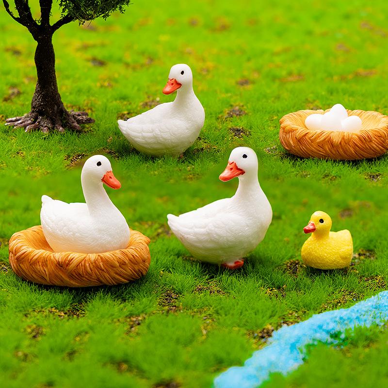 Micro-landscape Decorative Items, Such As Simulated Ducks, Are Small Resin Craft Decorative Items for Garden Landscaping