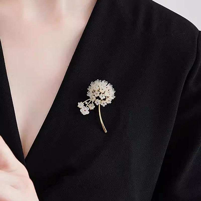 The Elegant Dandelion Brooch Is A Light Luxury and Niche Brooch with Exquisite Diamond-encrusted Brooches