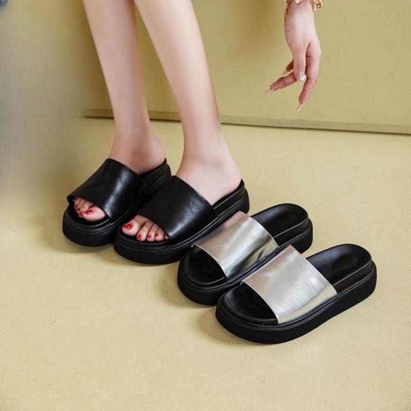New Thick-soled Shoes for Women's Outerwear Versatile Flip-flops Lazy and Fashionable Beach Shoes