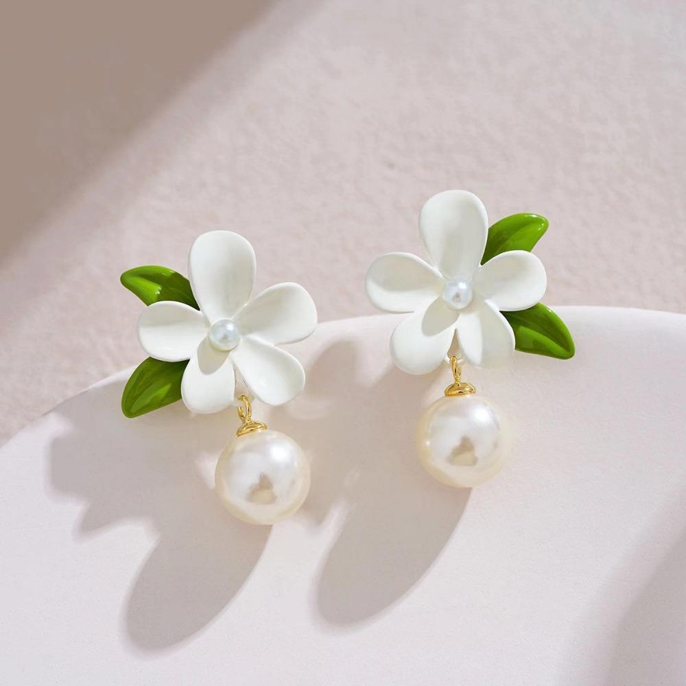 French Sweet Small Fresh Flower Earrings Niche Design Temperament Simple Mori Gardenia Pearl Stud Earrings