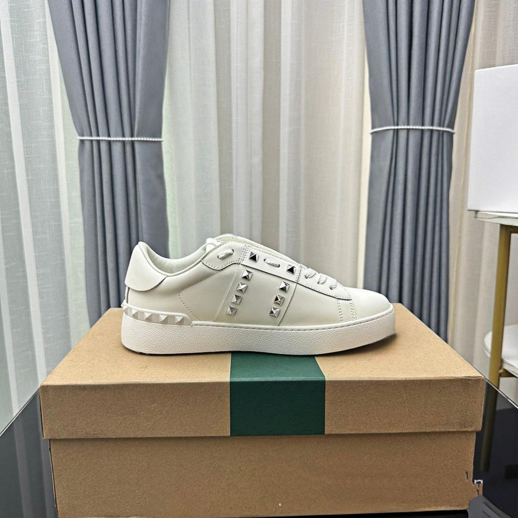 Sapatos brancos de sola grossa com rebites, sapatos casuais esportivos com cadarço versáteis para homens e mulheres, sapatos de skate casuais com combinação de cores para homens