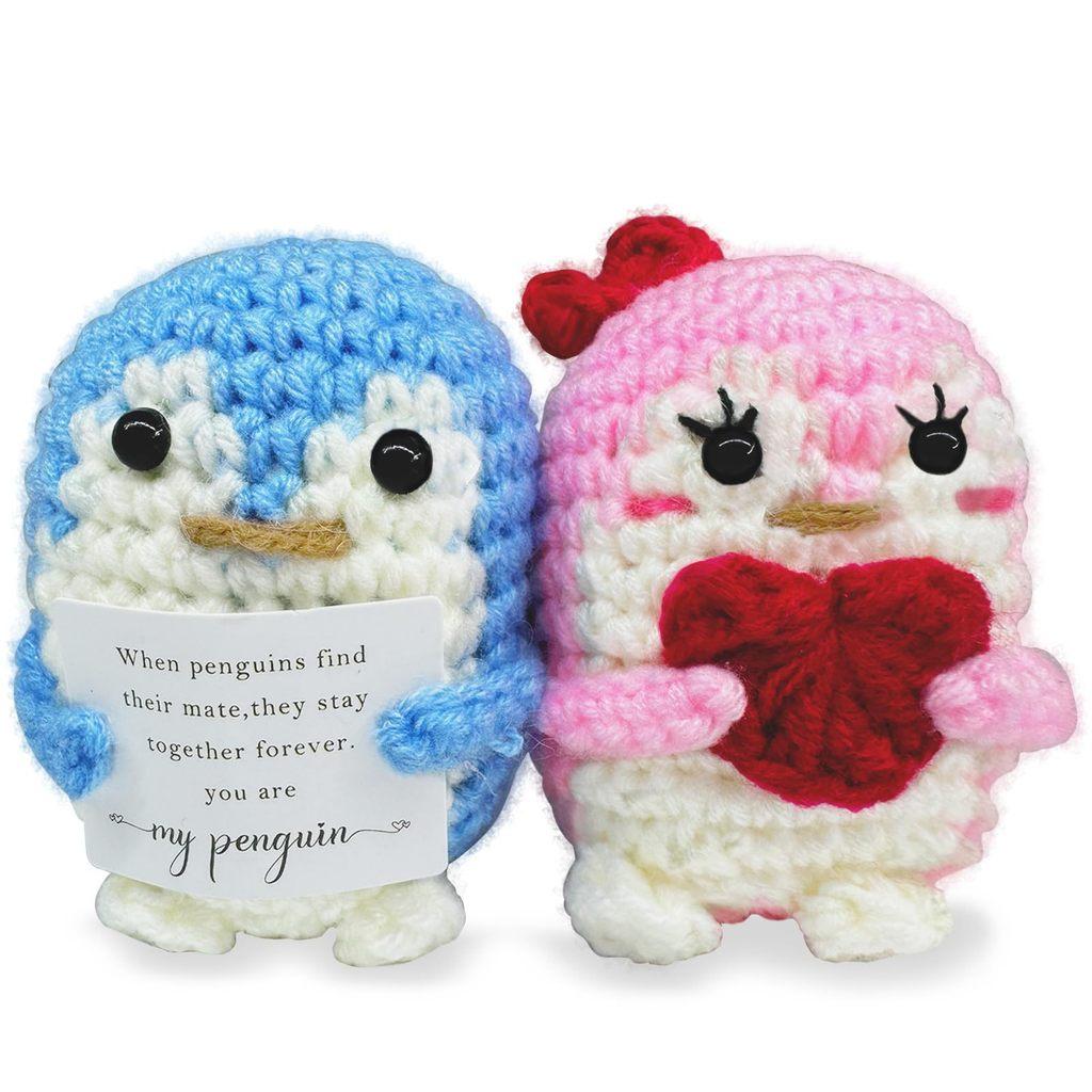

Влюбленная пара пингвинов Позитивные вязаные крючком животные Кукла с карточкой Настольное украшение Эмоциональная поддержка Ручная работа Вязаная игрушка для поднятия настроения синий