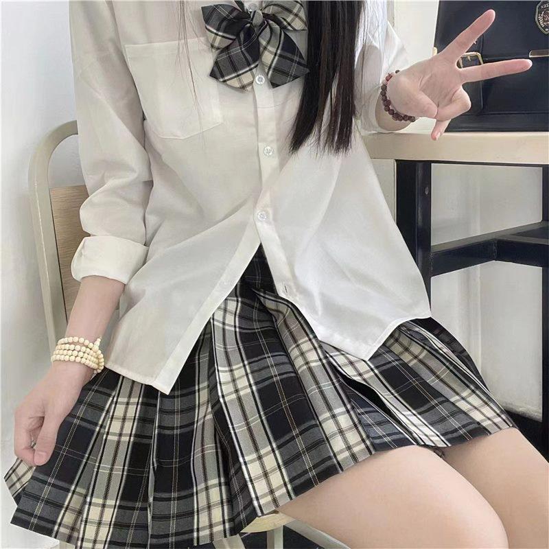 Wszechstronna spódniczka mini w czarno-białą kratę JJK Influencer na przybory szkolne - Dostępna, Blackboard News Cos