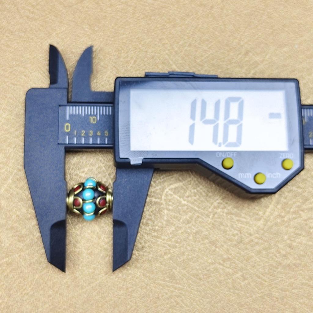 Nepalski Ręcznie Robiony Naszyjnik z Sześciosylabową Mantrą z Mosiężnymi Inkrustowanymi Koralikami