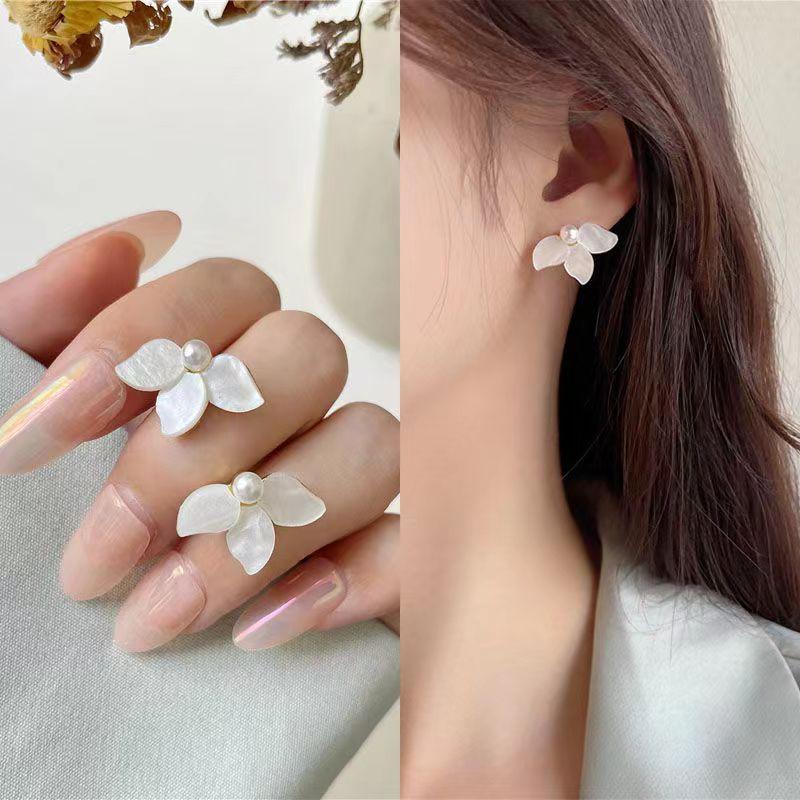 Orecchini a Bottone Petalo Bianco Estivi Orecchini a Fiore Dolci Semplici da Donna Design di Nicchia Orecchini a Clip