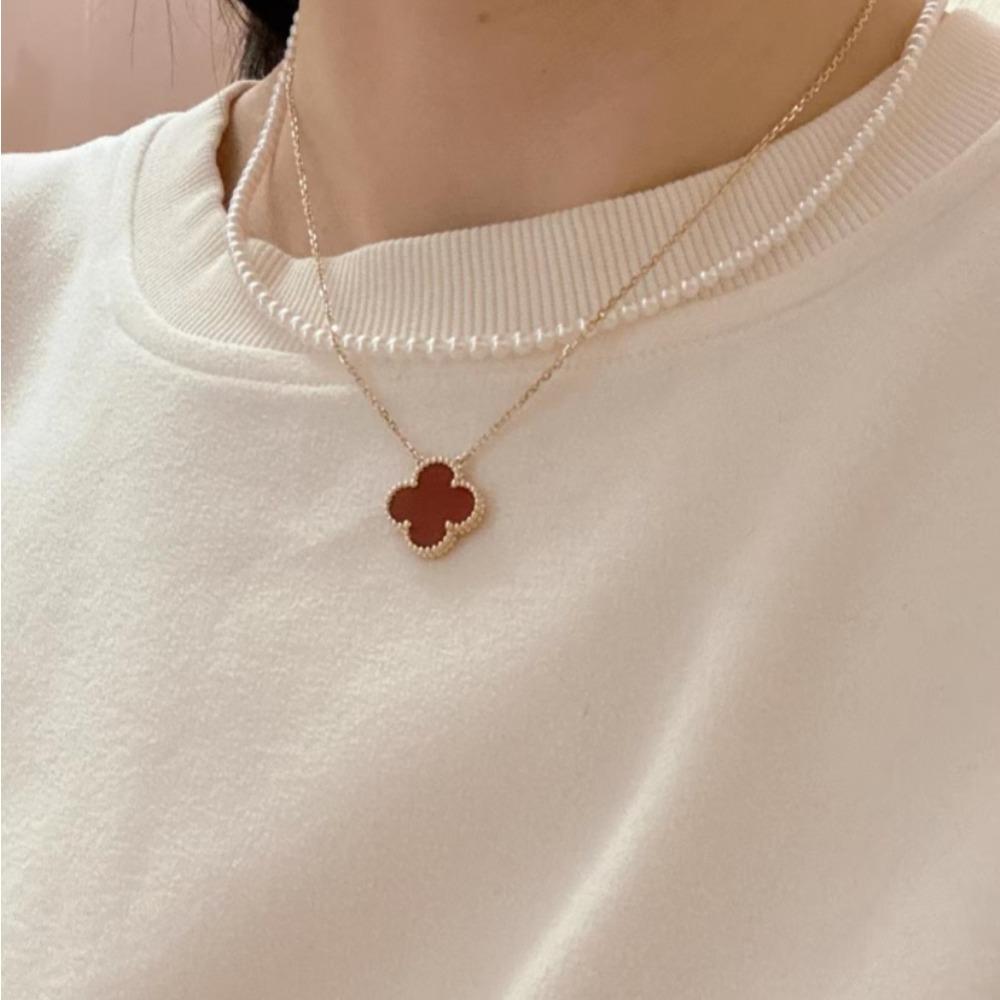 Colar de Aço Titânio Trevo de Quatro Folhas Bicolor Borgonha Elegante Temperamento Moda Versátil Senso de Classe Alta Corrente Feminina para Clavícula