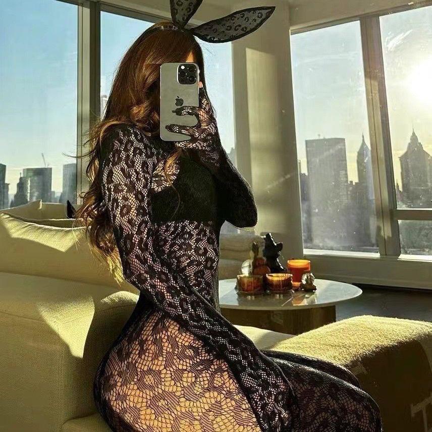 Set aus Netzkleid und Body mit Leopardenmuster, Netzstrümpfen und Handschuhen