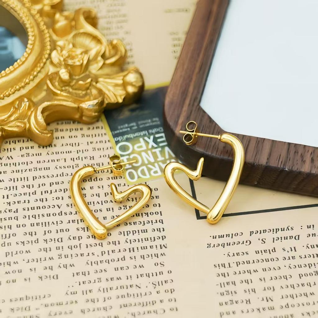 French retro ins stylish and simple design irregular heart-shaped titanium steel stud earrings European and American INS style versatile earrings
