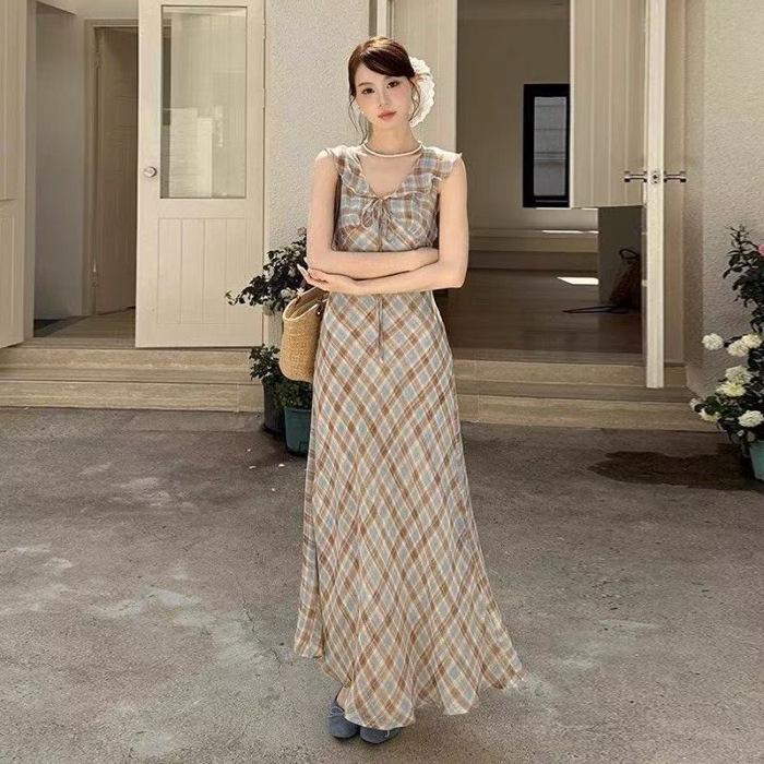 Korean Retro Plaid V-Neck Spaghetti Strap Dress: Elegant Summer Ruffle Skirt with Lace-Up Waist. Extra Large