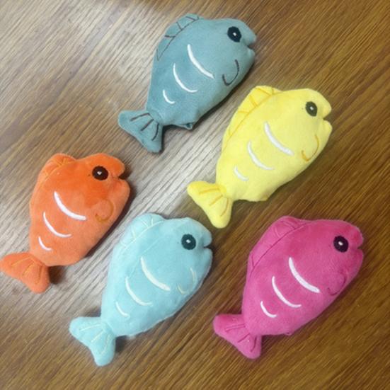 Juguete de pez de peluche para gatos con hierba gatera, juguete suave para morder gatos, juguete de pez relleno crujiente para gatos, gatitos de interior, dentición, instinto de caza