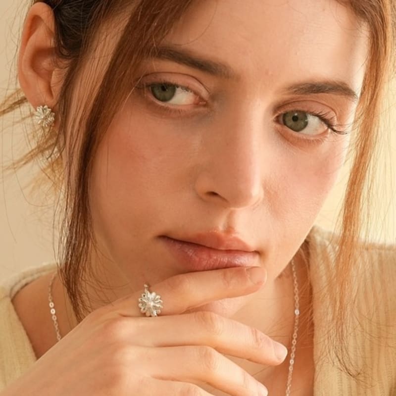 BELLOOGGI Daisy Pearl Ring (L) Daisy Freshwater Pearl Ring