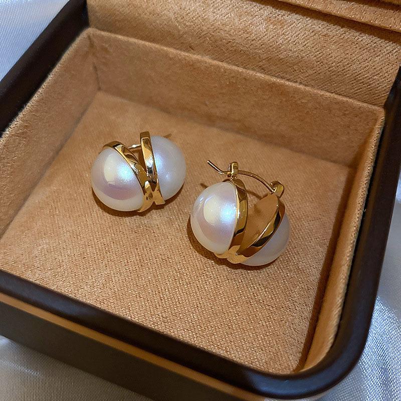 

Двусторонние серьги-гвоздики из искусственного жемчуга — идеальный подарок на праздники и особые случаи