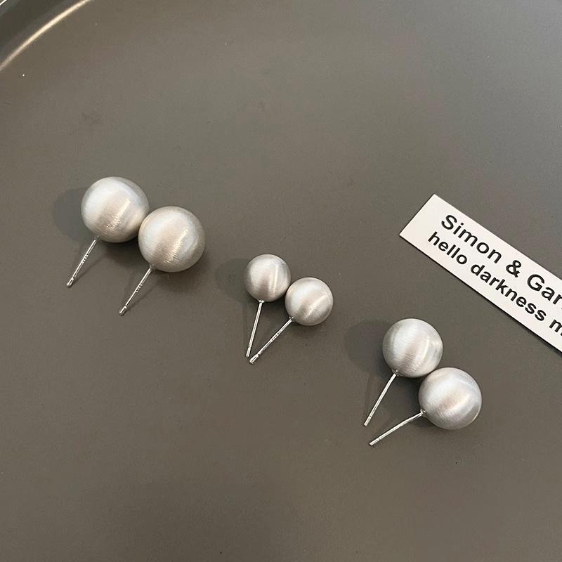 Minimalistische Gebürstete Runde Kugelkopf-Ohrstecker - Nischen-Design für die Herbst-/Wintermode.