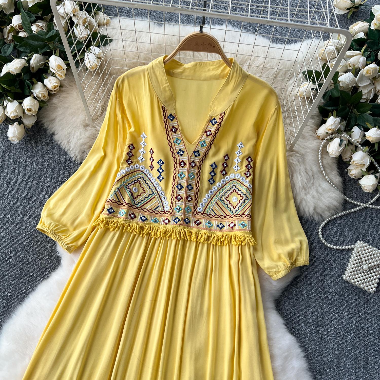 Свободные праздничные платья в этническом стиле с цветочной вышивкой — фото 21