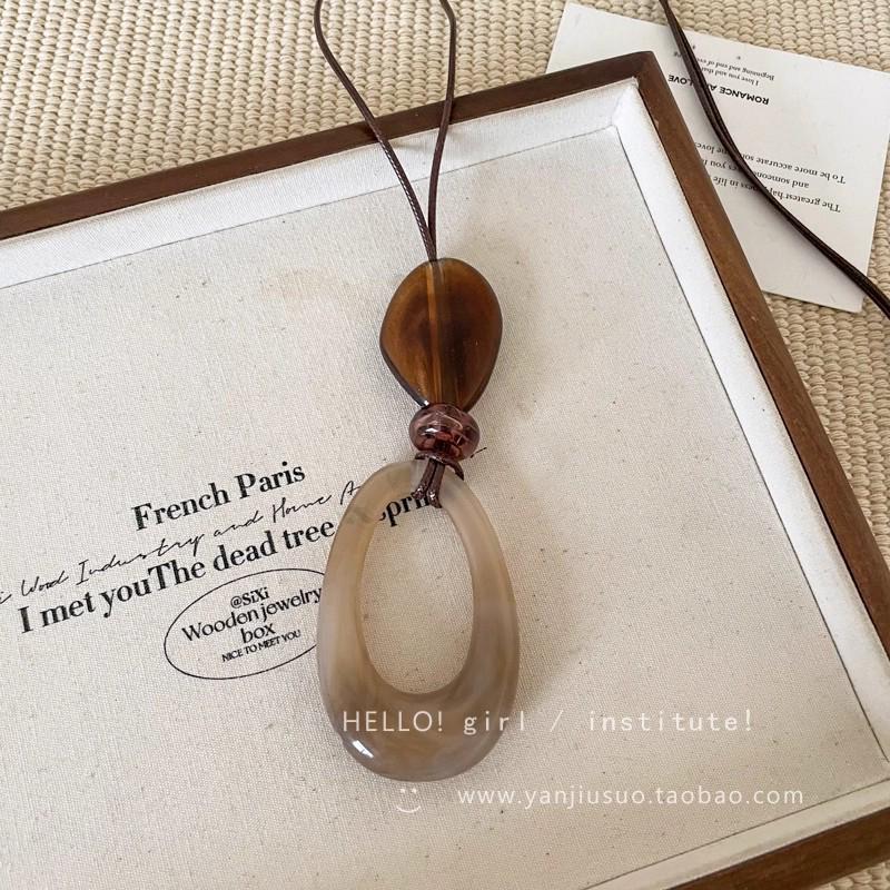 Retro Wooden Hip Flask Necklace: Versatile Choker & Sweater Chain Accessory for Women