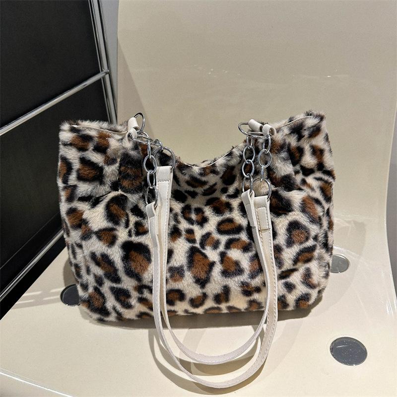 Foreign leopard print plush trend chain This year's personality is versatile, simple and fashionable casual bag, shoulder underarm bag