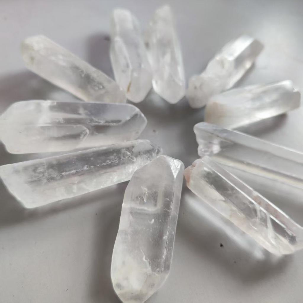 Natürlicher Weißer Kristallquarz Säule Bergkristall Cluster Klarer Quarz Spitze Heilstab Behandlung Heimdekoration Stein