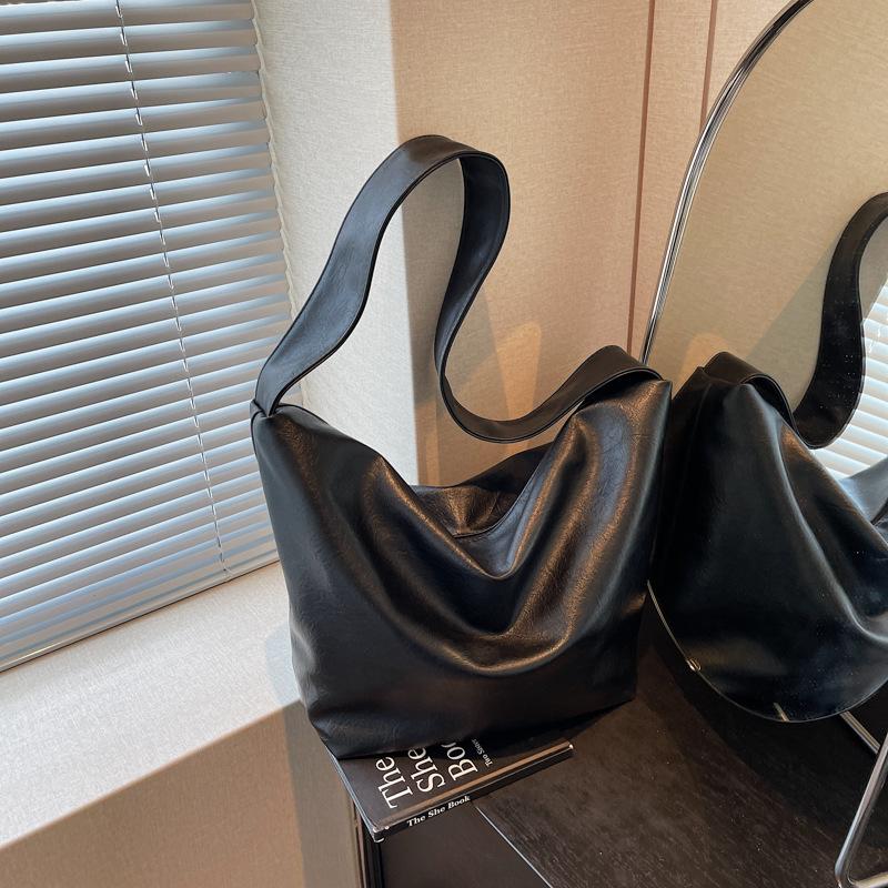 

Commuter to work armpit large-capacity bag women s new retro fashion tote bag versatile shoulder bag чорний