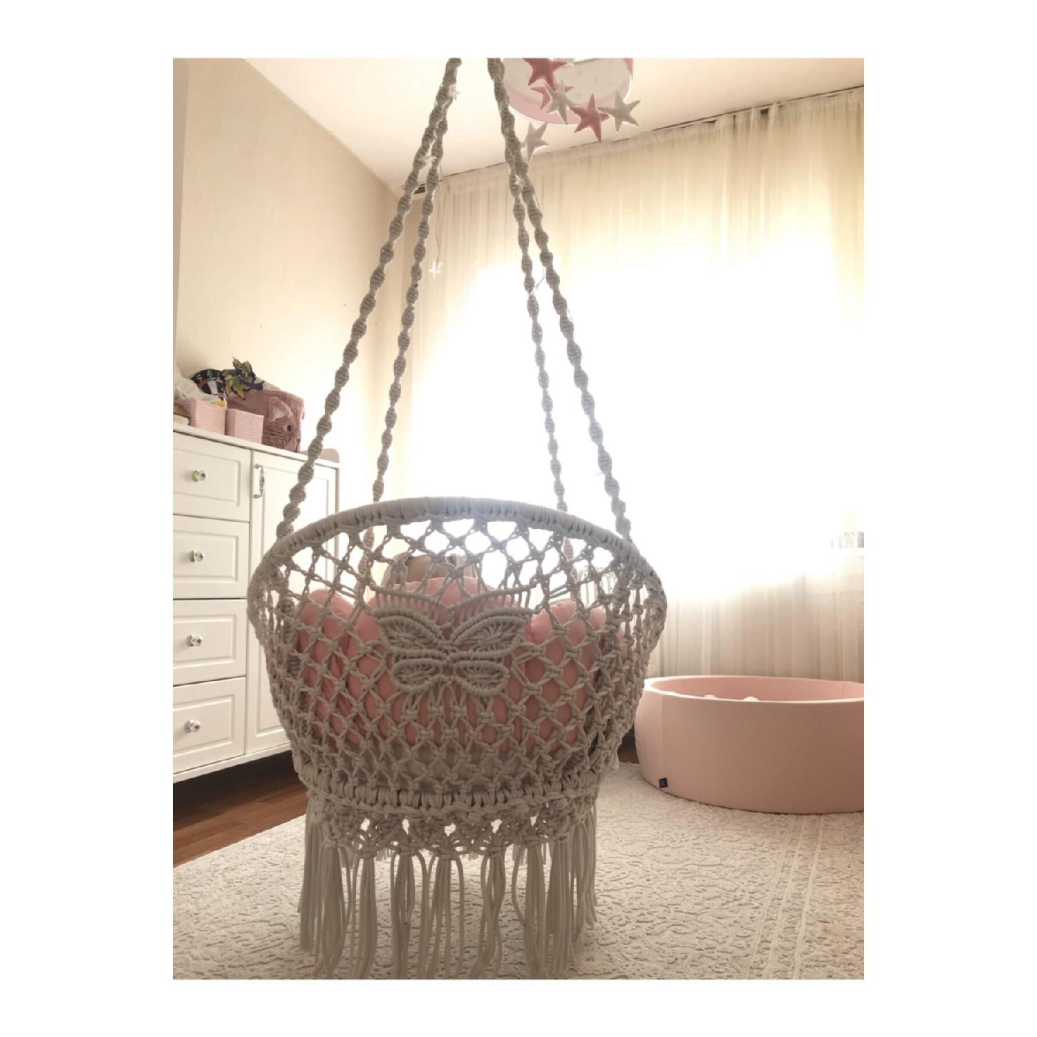 

Белые качели макраме