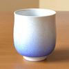 Arita-Porzellan-Teetasse, mit indigoblau gefärbtem Wassertropfenmuster, präsentiert in einer schönen Holzgeschenkbox. Baba Shinemon Brennofen, Hasami-Keramik, Präfektur Saga, große Größe.