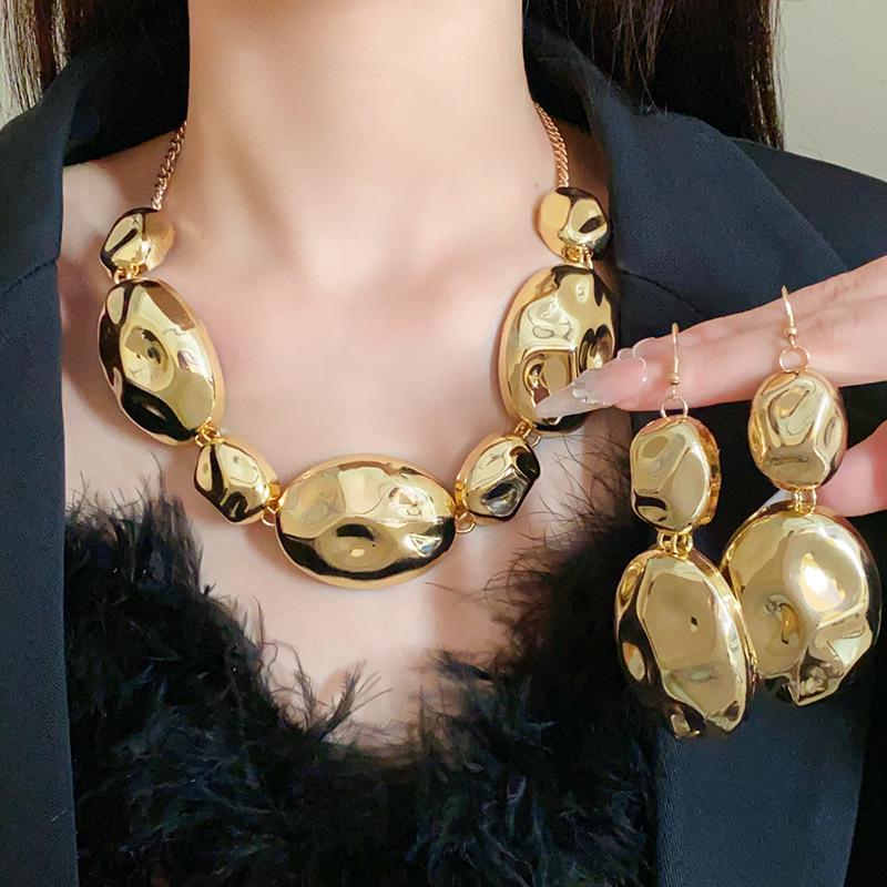 Oval Irregular Geometric Necklace - Unique Metal Clavicle Chain, Fashionable and Elegant Design