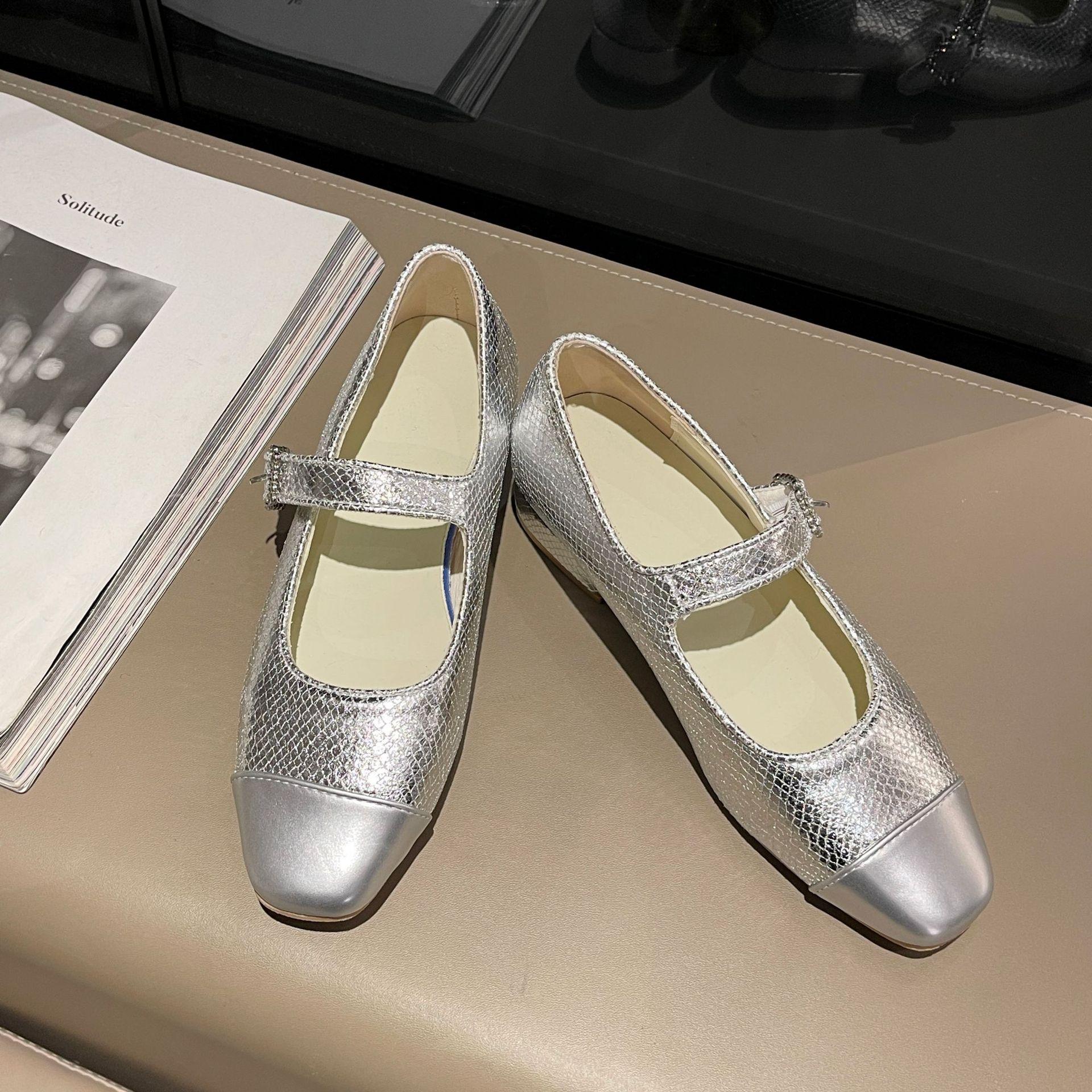 

Серебристые туфли-лодочки 2024 года, весна, новые женские туфли-пуанты Mary Jane Pointe с пряжкой и строчкой на низком каблуке, маленькие кожаные туфли 40 серебряный