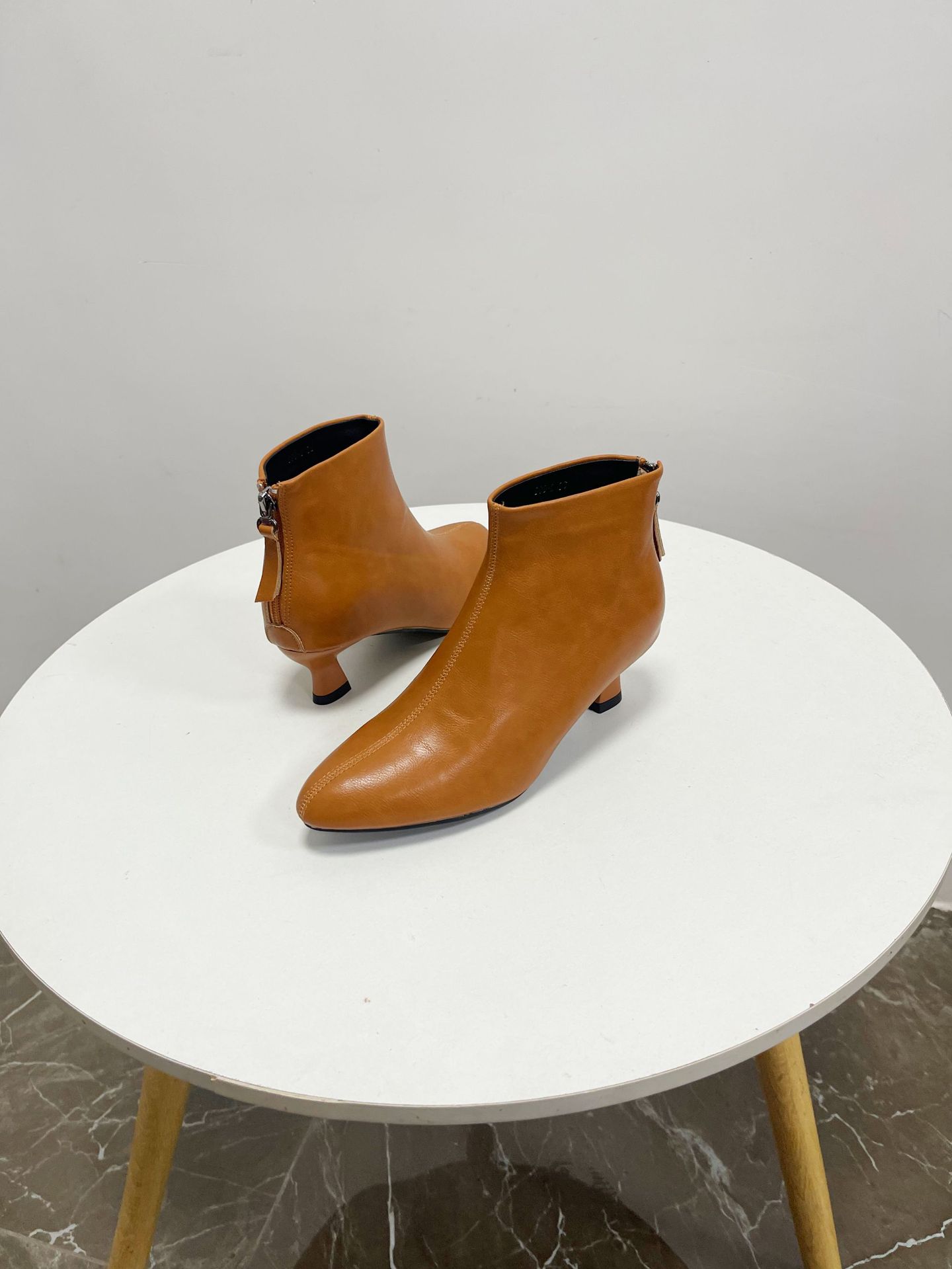 

999-8 pointed thin heel Martin boots women s 2025 new autumn and winter design sense niche fashion Internet celebrity women s boots 40 коричневый