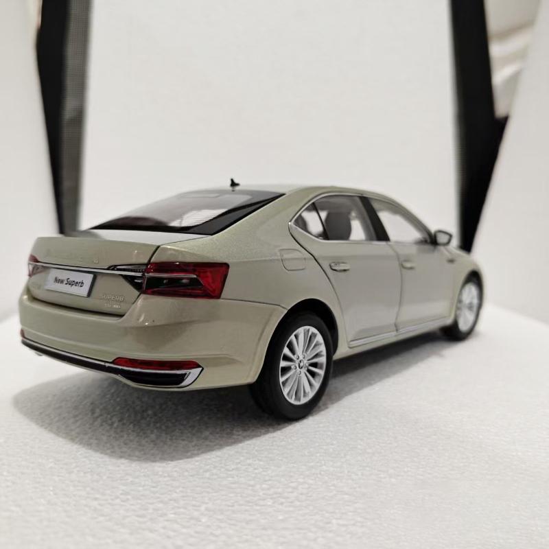 AAAIY1 Diecast 1/18 Size Skoda Model Car NEW SUPERB Alloy Car Model Skoda SUPERB Collection Display Hobby Original Box