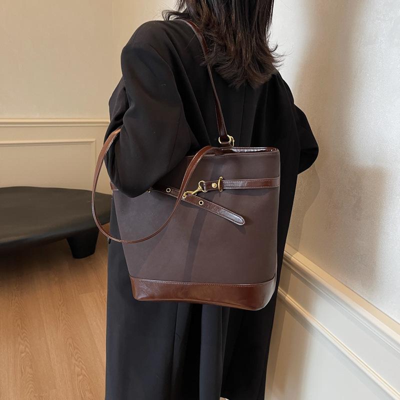 

Простая ретро-сумка-ведро премиум-класса для женщин, осень-зима, новая модная, вместительная, универсальная, повседневная сумка через плечо темно-коричневого