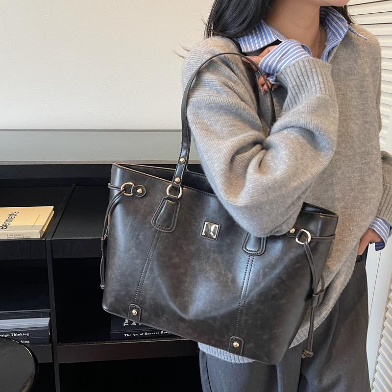 This year's popular bag women's large-capacity 2025 new autumn and winter retro versatile shoulder bag student class tote bag